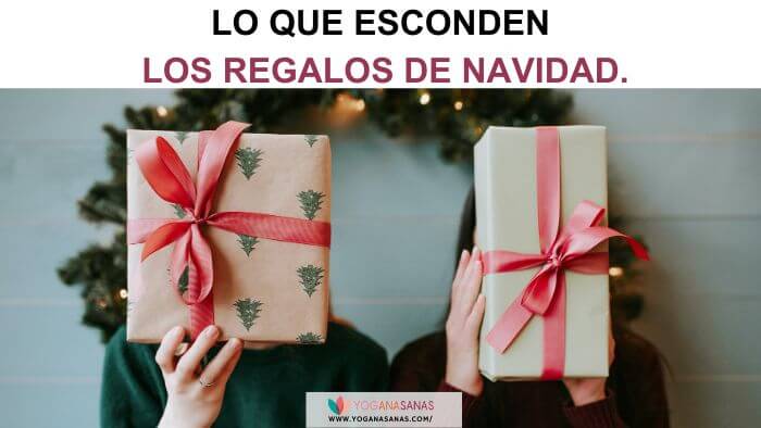 esconden regalos blog post Dos personas sujetan unos regalos de navidad que les tapan la cara. De fondo hay una corona verde de Navidad.