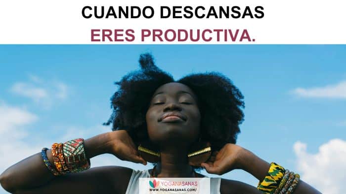 cuando descansas eres Título: Cuando descansas eres productiva. Imagen de una persona sonriendo, con los brazos doblados, los codos a ambos lados y las manos detrás de la nuca. De fondo se ve un cielo azul.