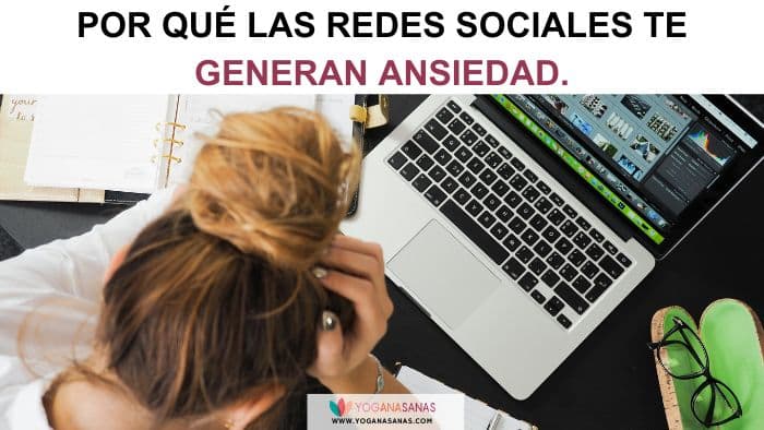 redes sociales ansiedad Título: Por qué las redes sociales te generan ansiedad. Imagen en ángulo picado de una persona sentada con un ordenador encendido portátil en un escritorio. La persona tiene las manos en la cabeza y está inclinada hacia delante.